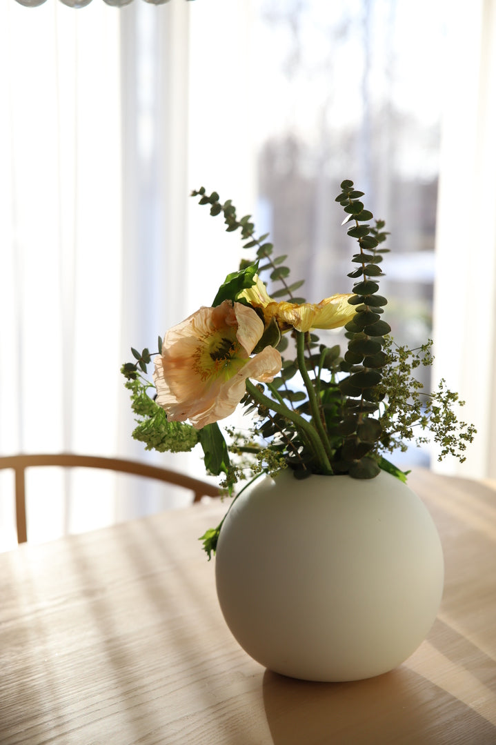 UP/DATE studio – COOEE BALL VASE WHITE- VASE GROß IN WEIß