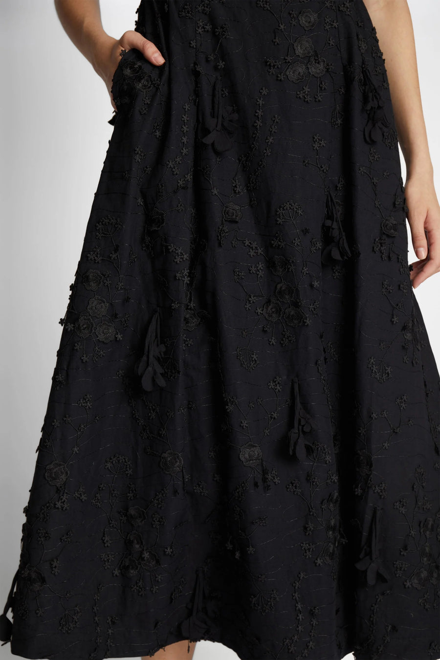 MUNTHE DRESS FRONIA BLACK - KLEID MIT 3D BLUMEN APPLIKATION