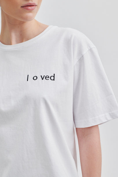 SECOND FEMALE LOVED TEE - T-SHIRT WEIß MIT TEXT