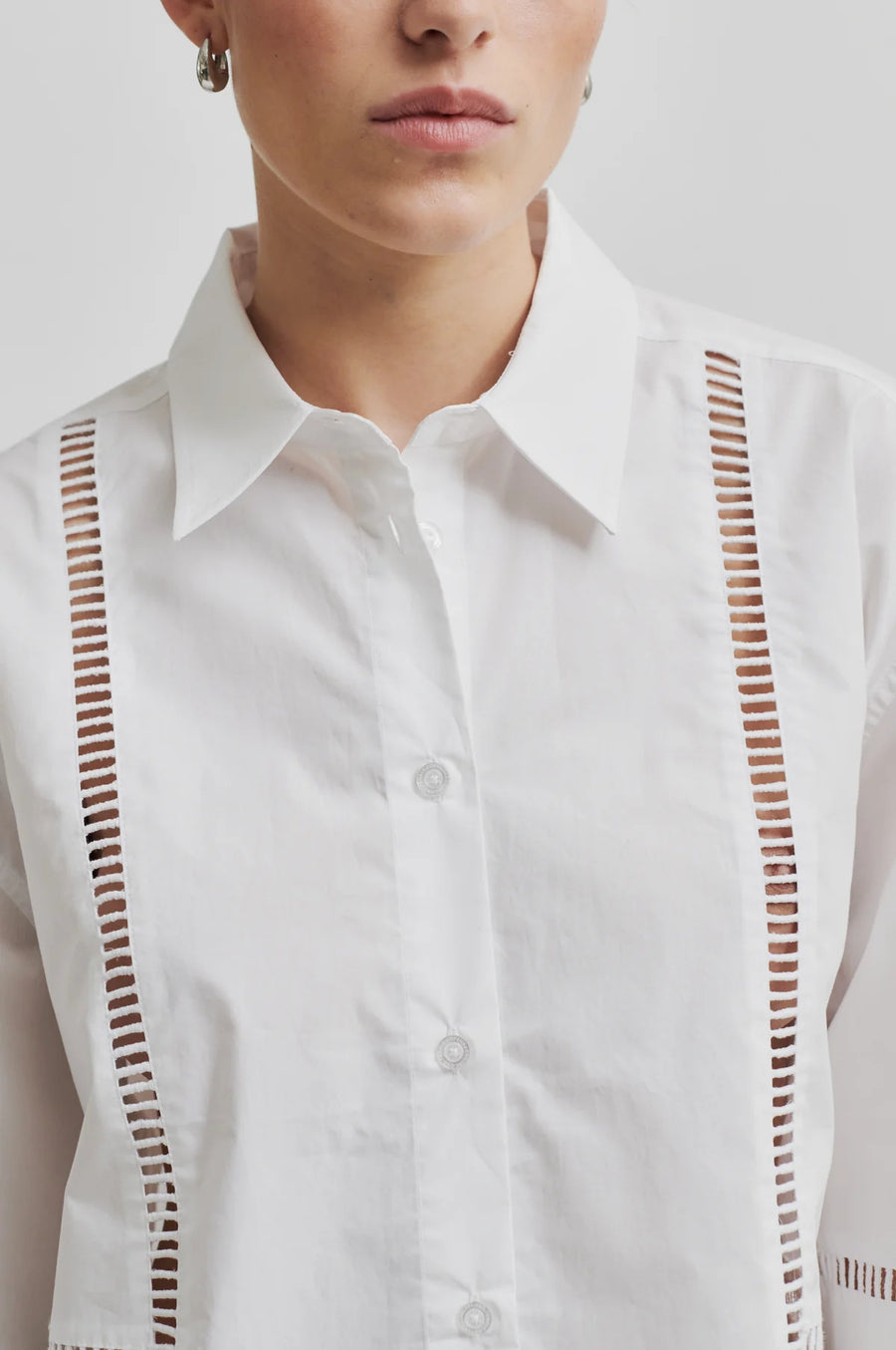 SECOND FEMALE  ARKINA SHIRT WHITE - BLUSENHEMD MIT LOCHSTICKEREI BAND