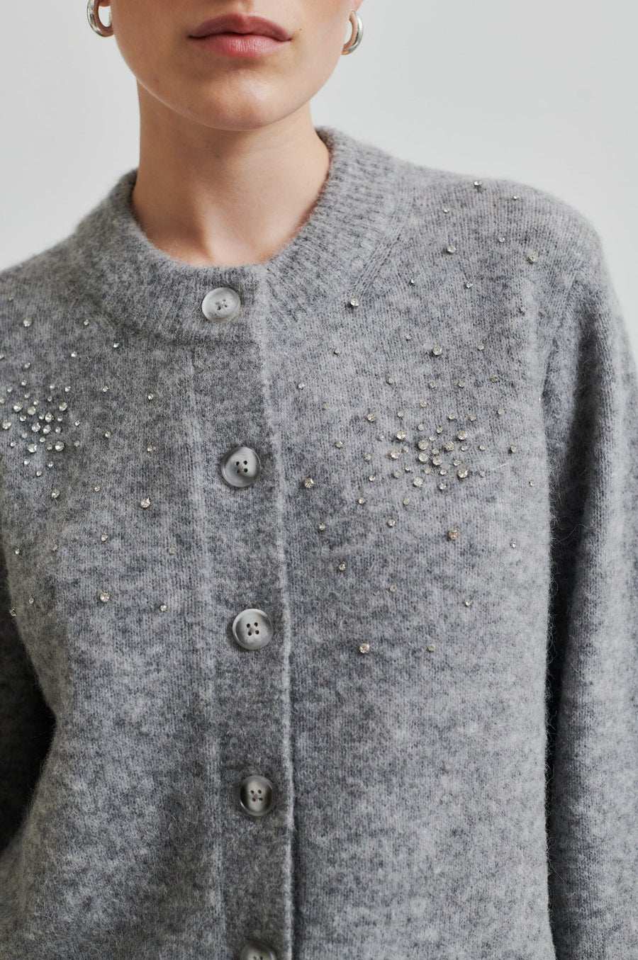 SECOND FEMALE SPARKLING CARDIGAN- STRICK MIT GLITZER STEINEN  IN GRAU MELANGE