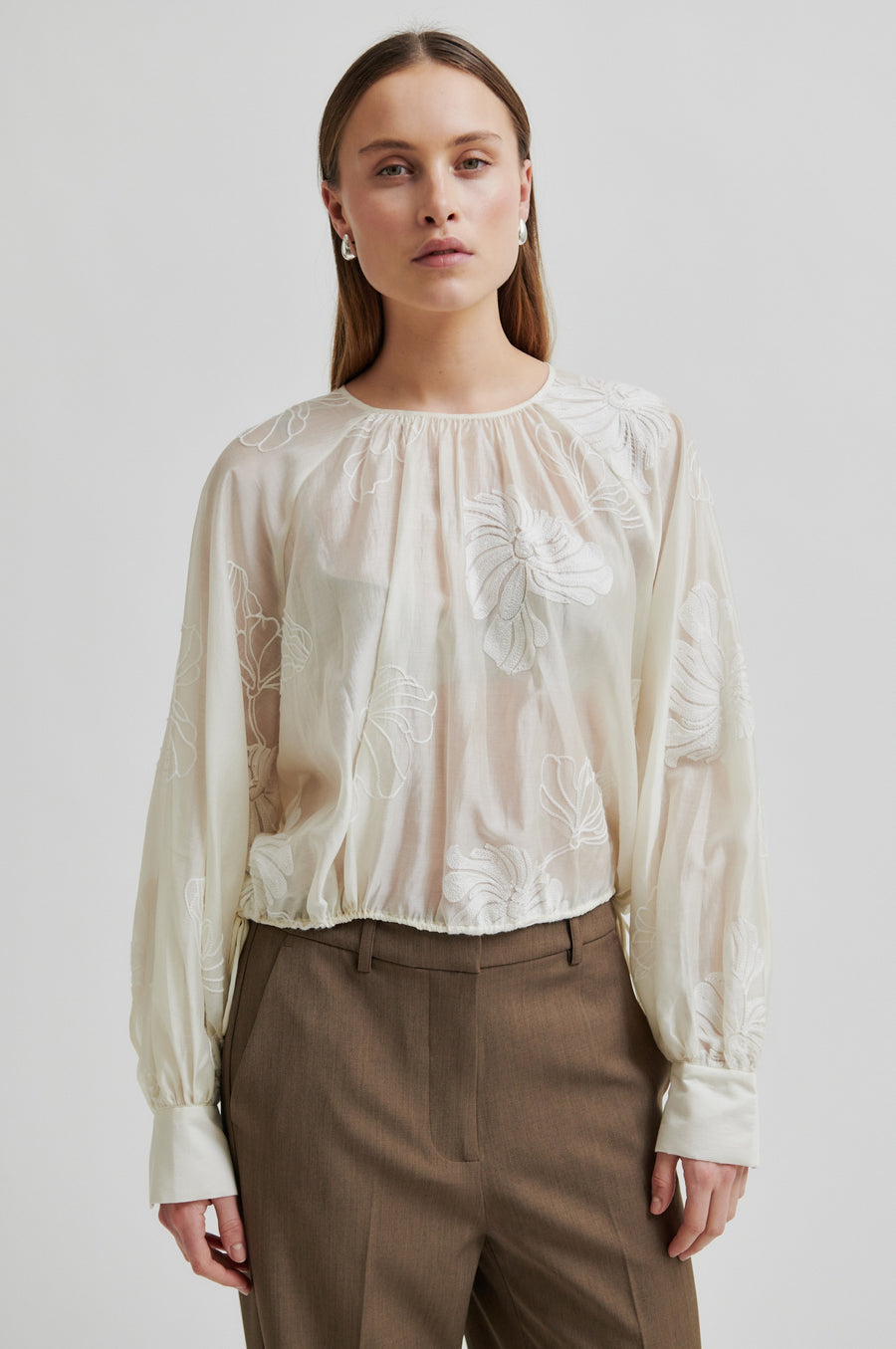 SECOND FEMALE VERIA BLOUSE - BLUSE MIT STICKEREI IN TOFU