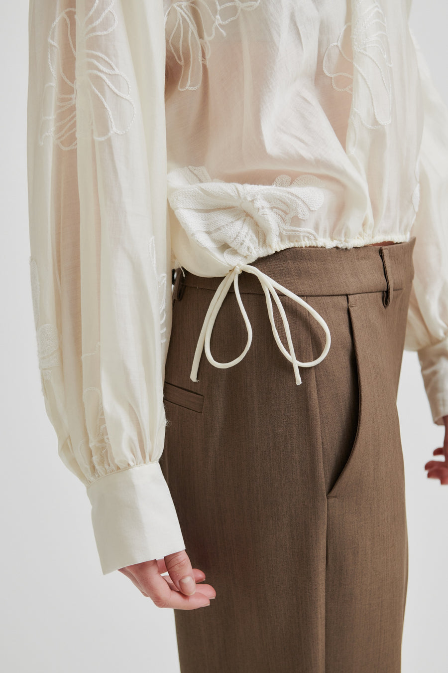 SECOND FEMALE VERIA BLOUSE - BLUSE MIT STICKEREI IN TOFU