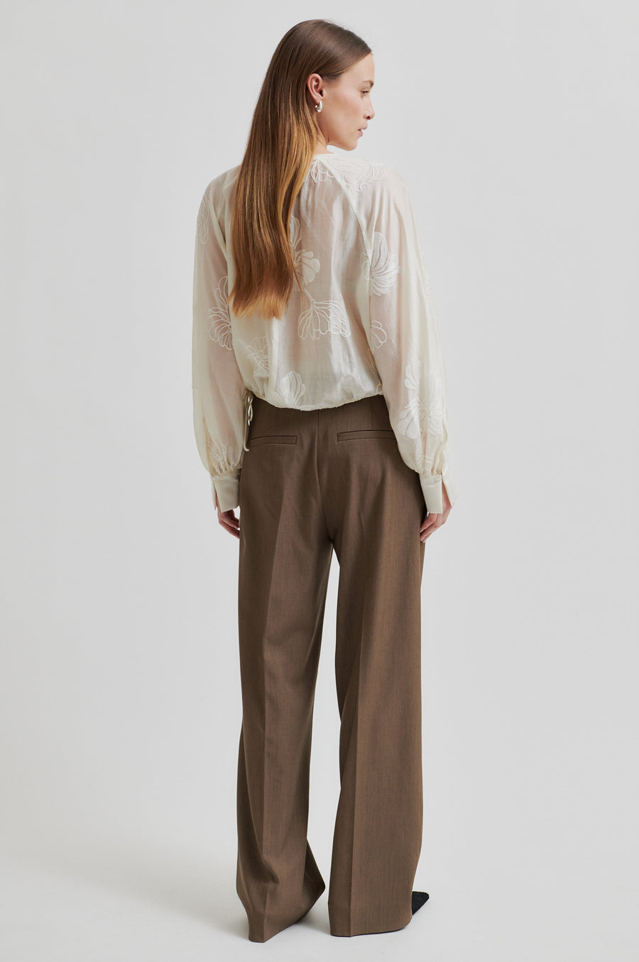 SECOND FEMALE VERIA BLOUSE - BLUSE MIT STICKEREI IN TOFU