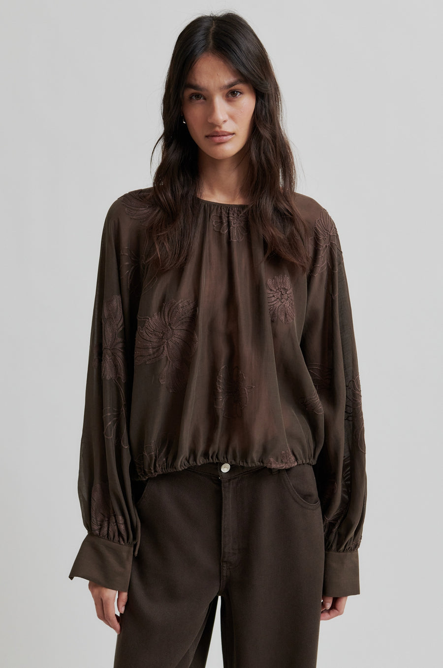 SECOND FEMALE VERIA BLOUSE - BLUSE MIT STICKEREI IN BRAUN