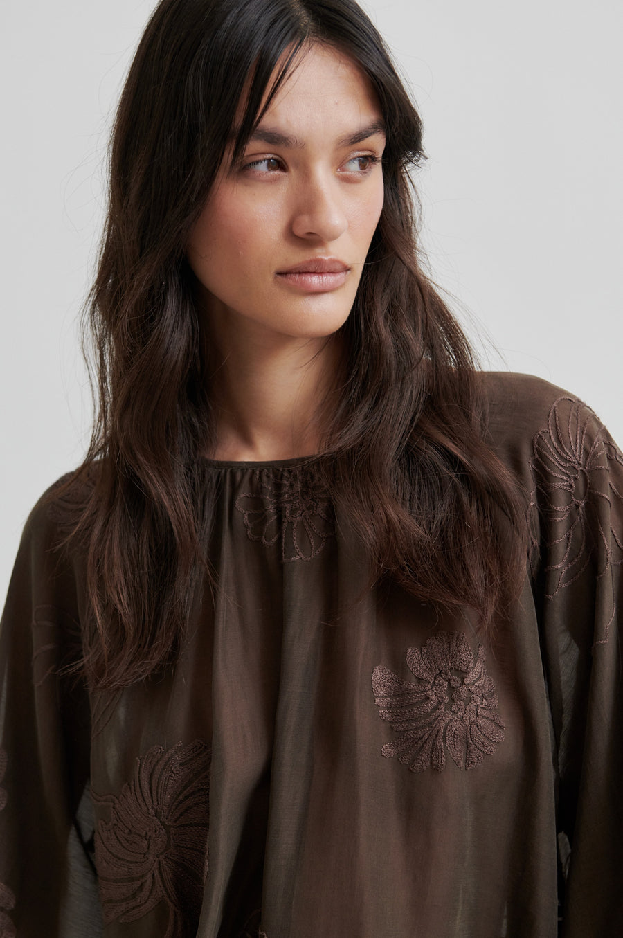 SECOND FEMALE VERIA BLOUSE - BLUSE MIT STICKEREI IN BRAUN