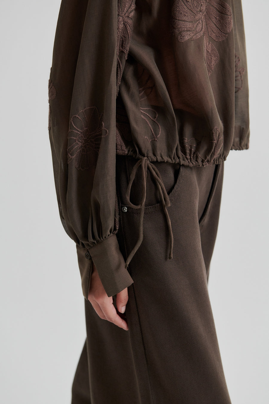 SECOND FEMALE VERIA BLOUSE - BLUSE MIT STICKEREI IN BRAUN