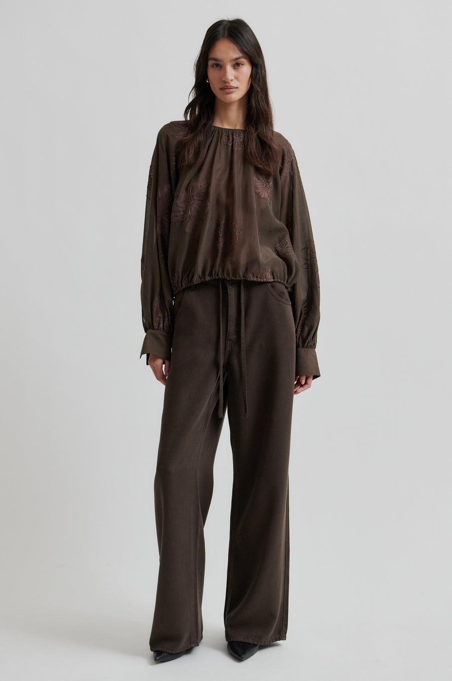SECOND FEMALE VERIA BLOUSE - BLUSE MIT STICKEREI IN BRAUN
