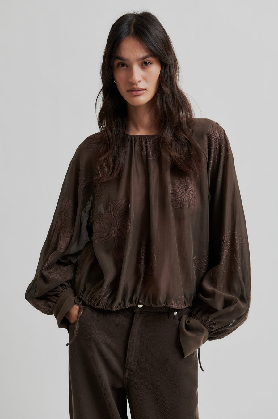 SECOND FEMALE VERIA BLOUSE - BLUSE MIT STICKEREI IN BRAUN