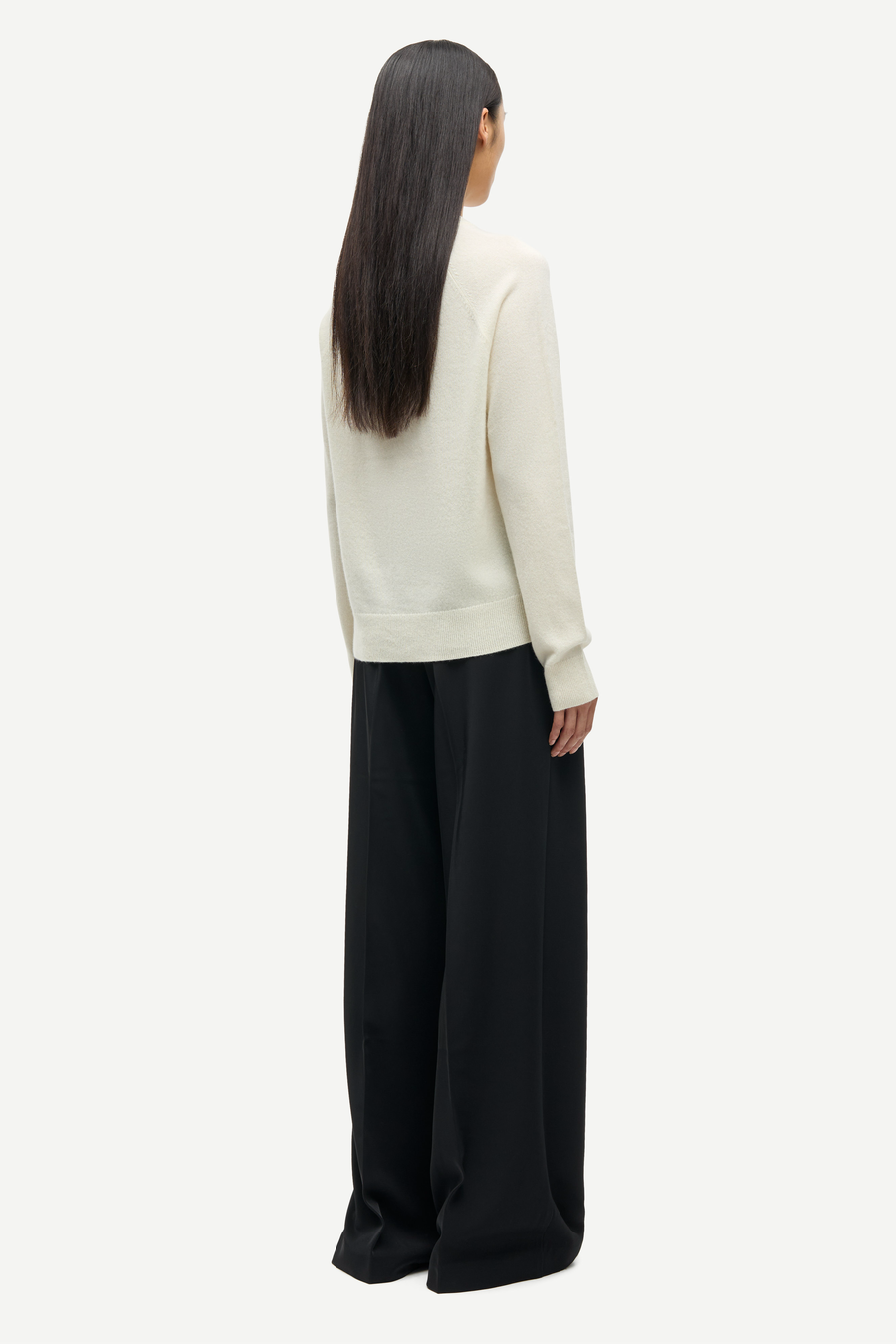 SAMSOE BOSTON CASHMERE PULLOVER IN COLOR EGRET