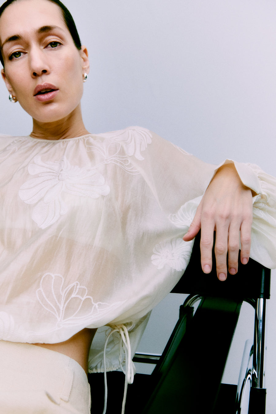 SECOND FEMALE VERIA BLOUSE - BLUSE MIT STICKEREI IN TOFU