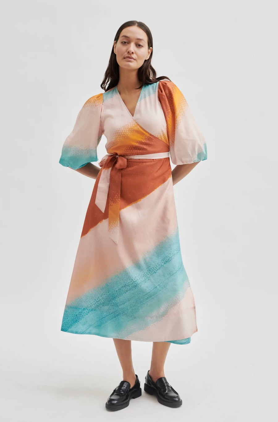 WRAP DRESS VIEWS BY SECOND FEMALE - WICKELKLEID BEDRUCKT