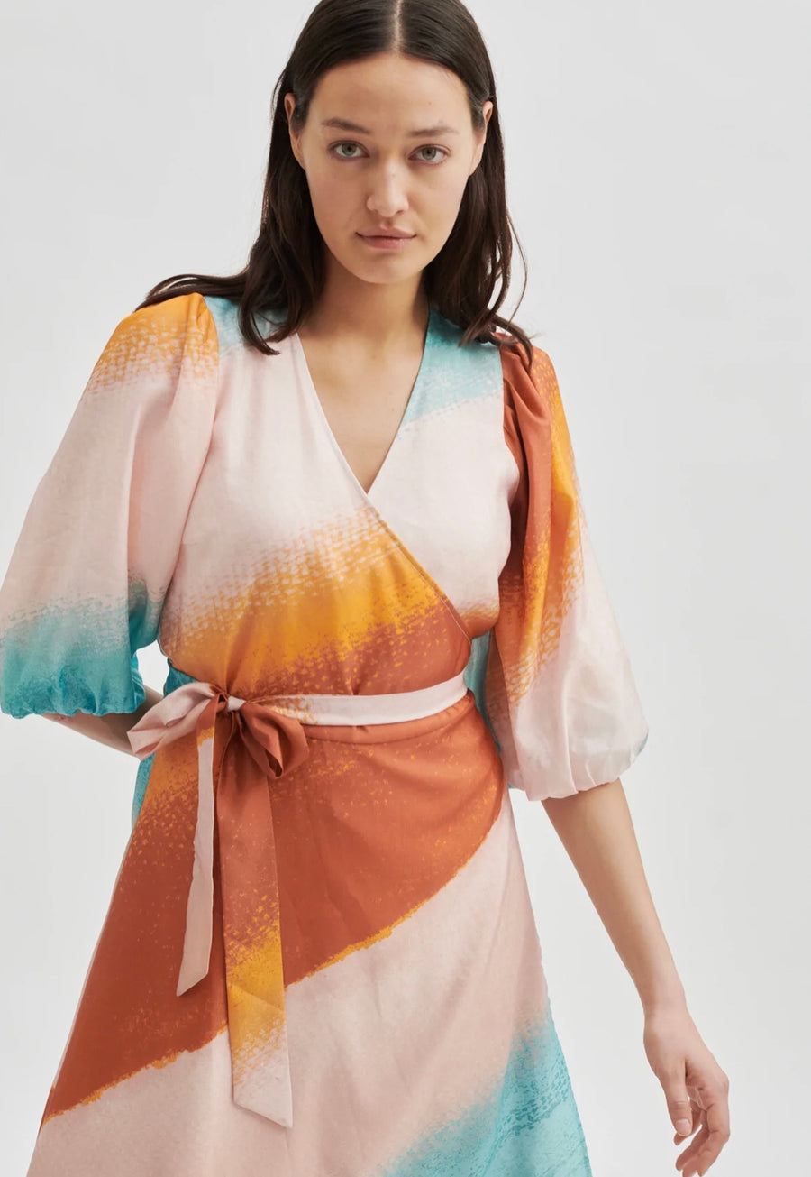 WRAP DRESS VIEWS BY SECOND FEMALE - WICKELKLEID BEDRUCKT